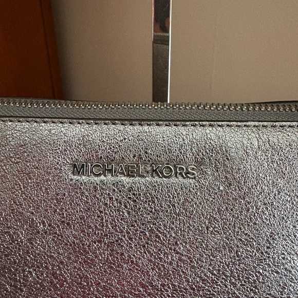 Michael Kors Jet Set Bag in Metallic Silver Leather - Picture 2 of 16